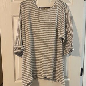 ANDREE BY UNIT Heathered Gray and White Knit Top